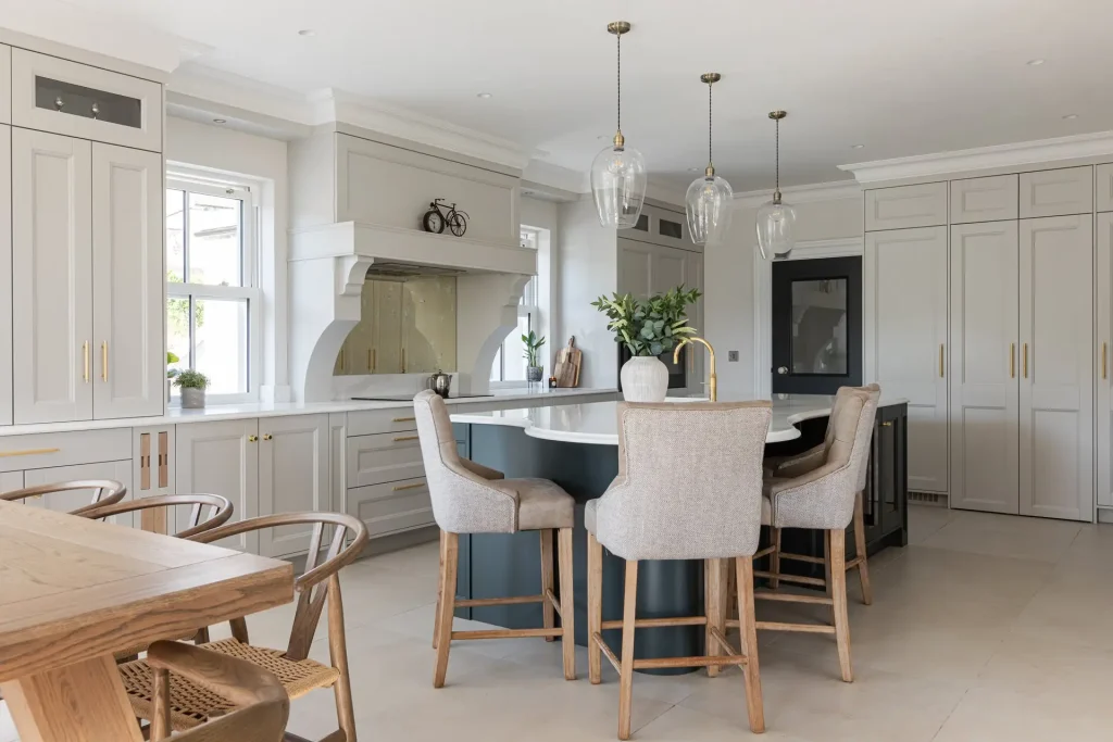 Classic Kitchen with F&B Ammonite Cabinets, Forest Green Curved Island and Calacatta Oro Worktop Doran Kitchens